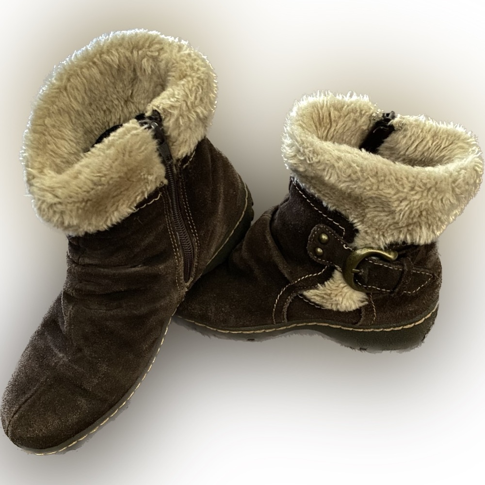 Woman’s Bare Traps Stay Dry System Brown Suade and Faux Fur lined Boots